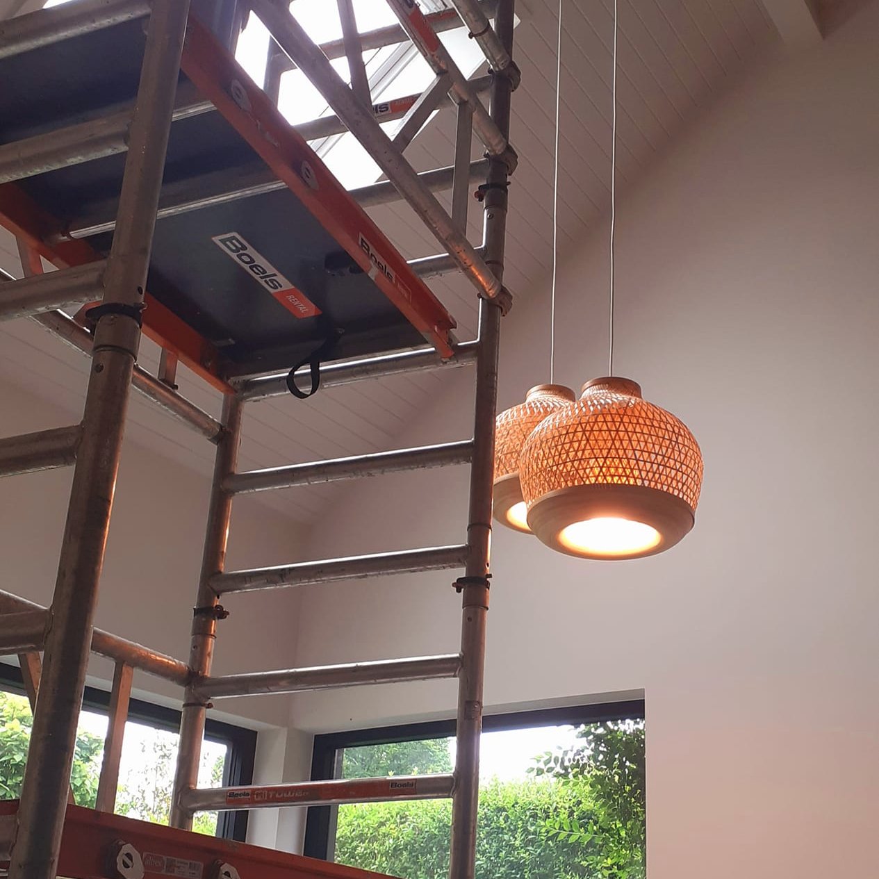 Stelling en lampen die hangen aan hoog plafond